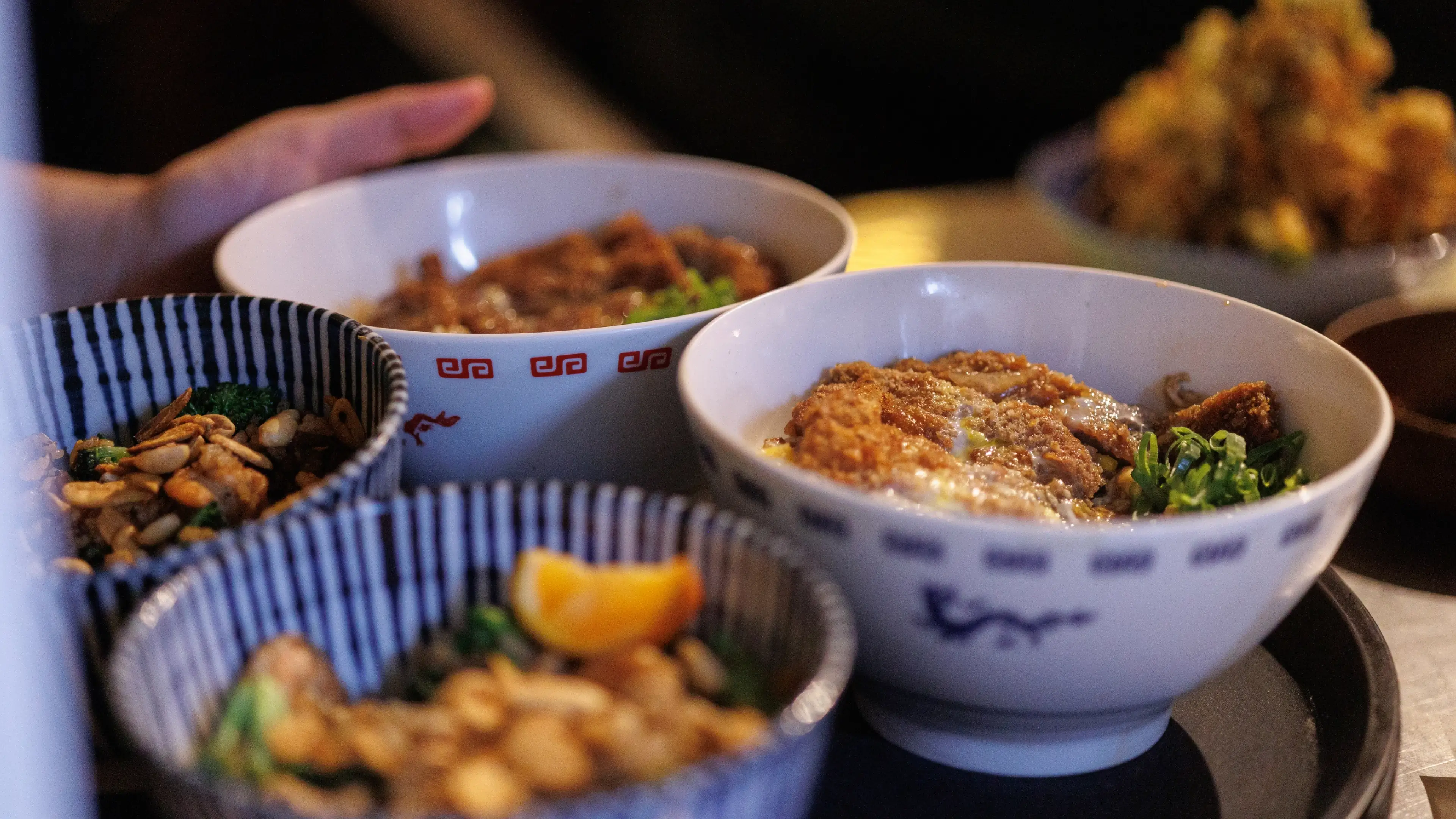 Foto detalhada de três bowls com pratos diferentes do OIDĒ.