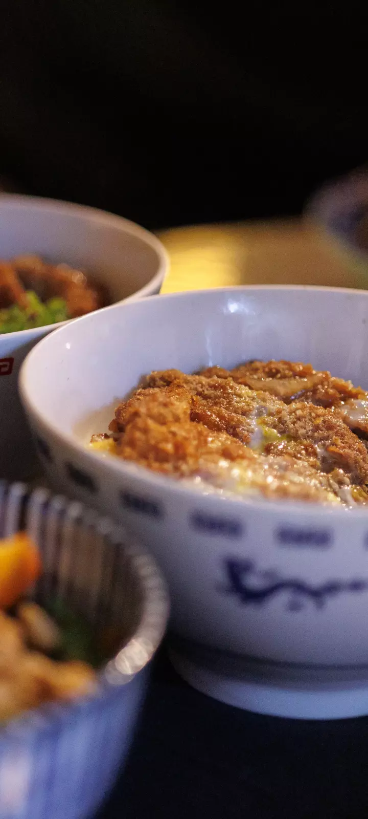 Foto detalhada de três bowls com pratos diferentes do OIDĒ.