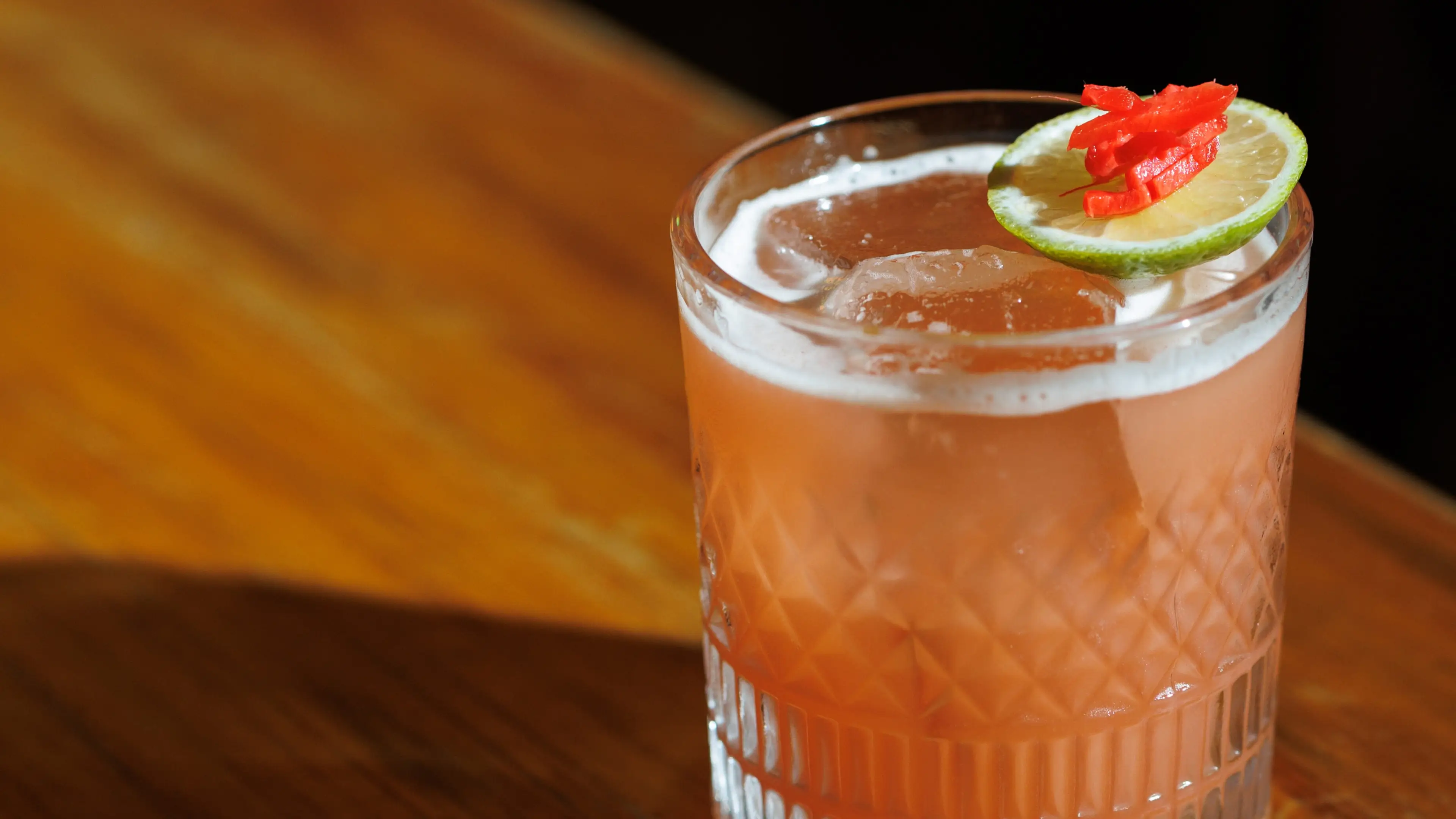 Foto de drink espumando em copo de vidro sobre o balcão do OIDĒ.