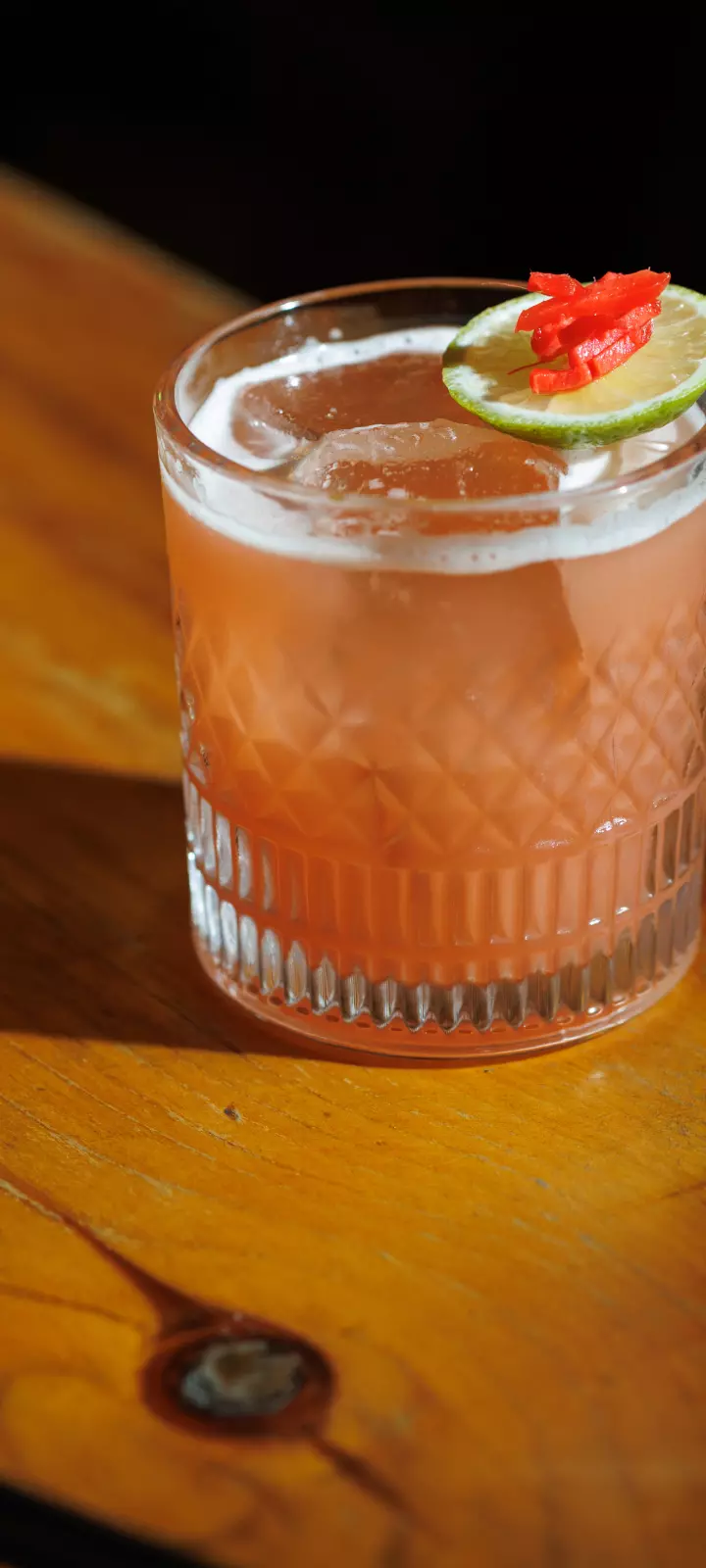 Foto de drink espumando em copo de vidro sobre o balcão do OIDĒ.