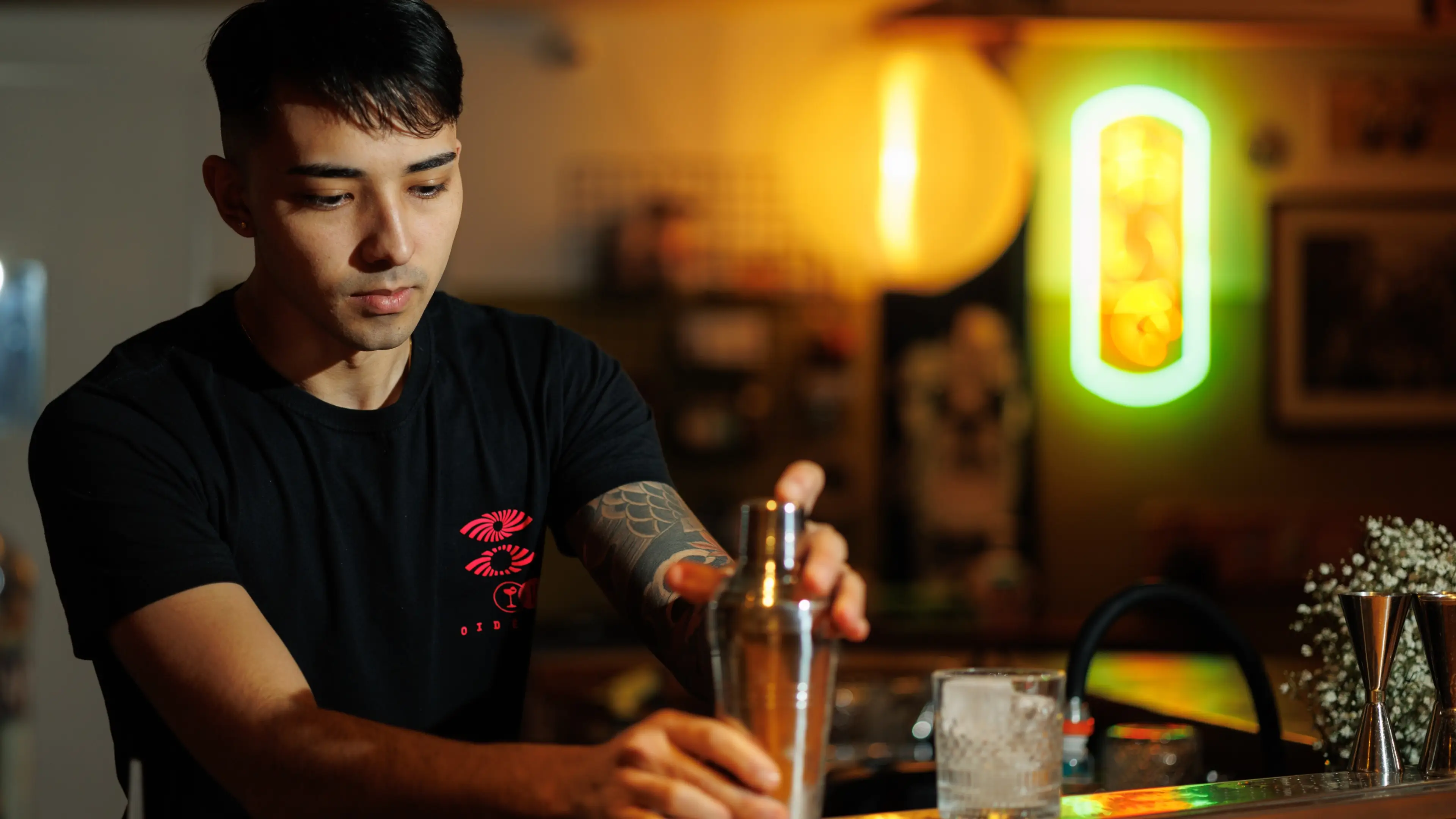 Foto de preparo de drink no OIDĒ.