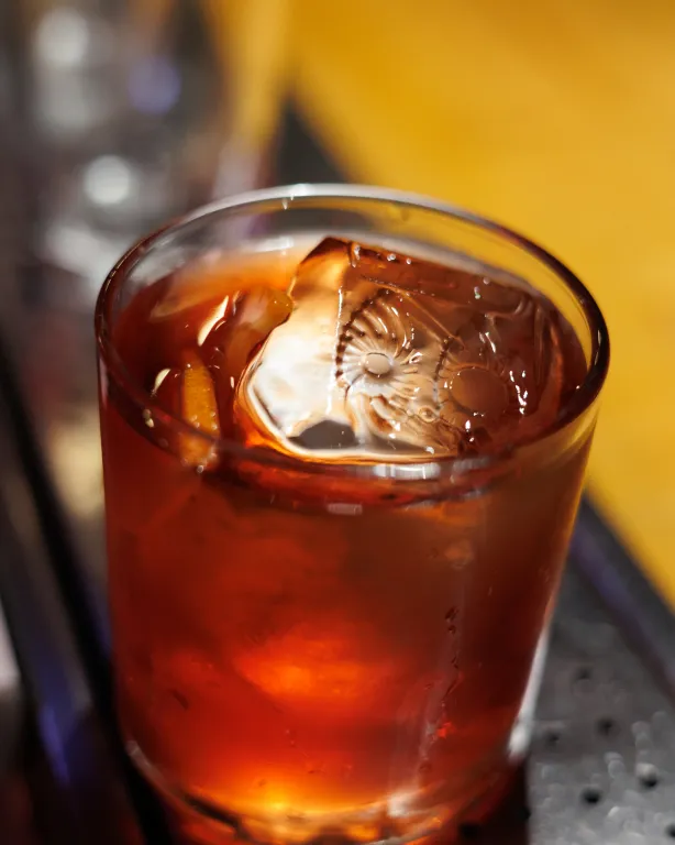 Copo de bebida gelada, com gelo com o símbolo do OIDĒ estampado.