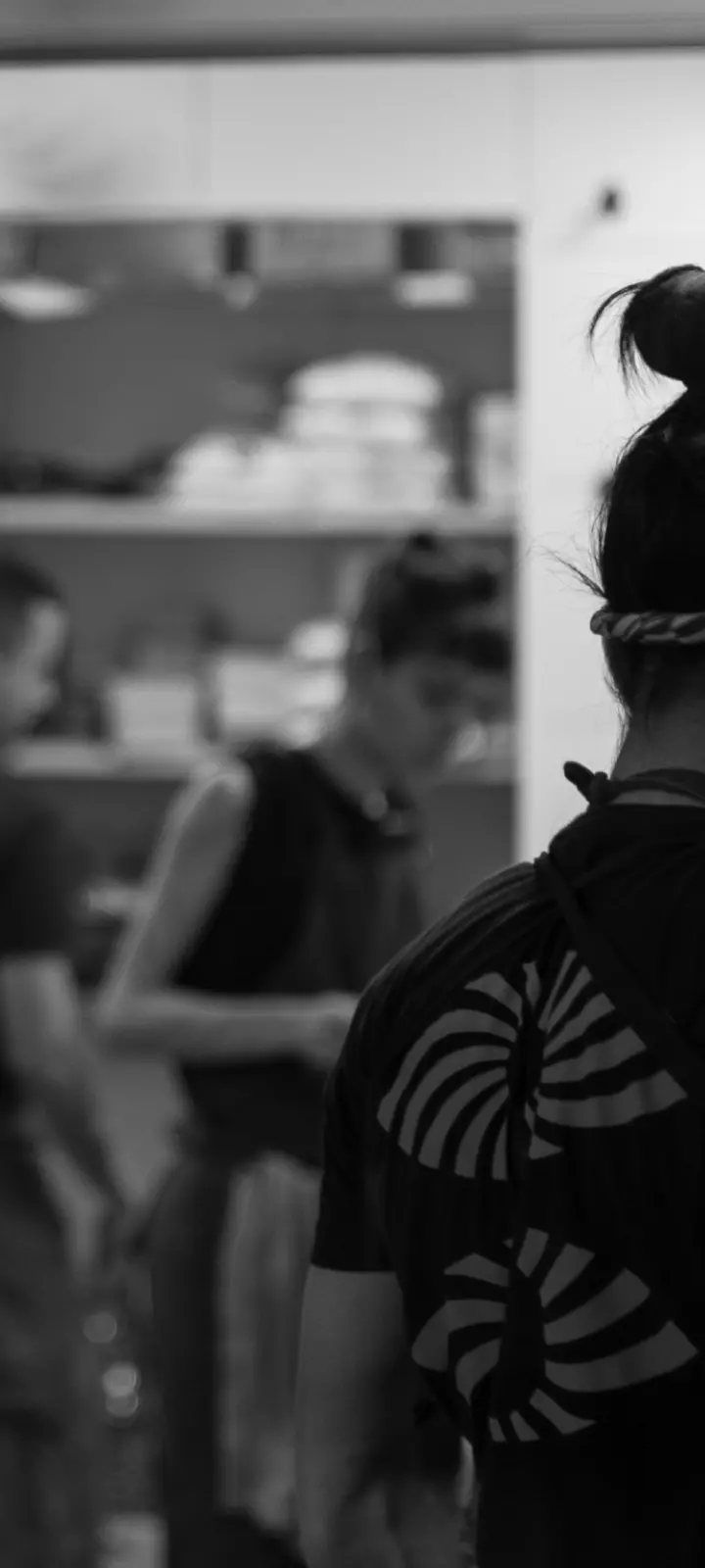 Foto em preto e branco da equipe de cozinha trabalhando.